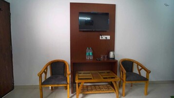 Deluxe Double or Twin Room, Patio, Mountain View | Interior