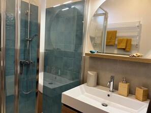 Shower, hair dryer, bidet - Casa Lara Milano - One Bedroom Apartment, Sleeps 3 (Milano)