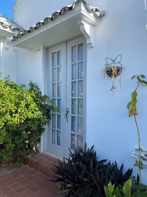 Exterior detail - BEACHSIDE OCEAN PARK TROPICAL GARDEN STUDIO WITH PATIO (San Juan)