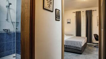 Deluxe Double or Twin Room, Balcony, Ocean View | Bathroom