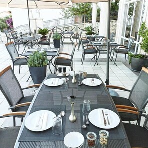 Outdoor dining - White Stone Villa (Promajna)