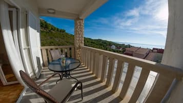 Deluxe-Doppel- oder -Zweibettzimmer, Balkon, Meerblick | Speisen im Freien