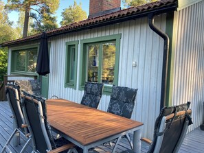 Outdoor dining - Charming house with oceanview on island close to Stockholm (Stockholms län)