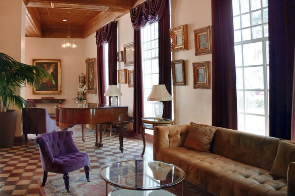 Interior - Historical Hotel City View One Queen Bed on Ocean Drive! (Miami Beach)