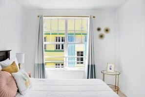 Room - Historical Hotel City View One Queen Bed on Ocean Drive! (Miami Beach)