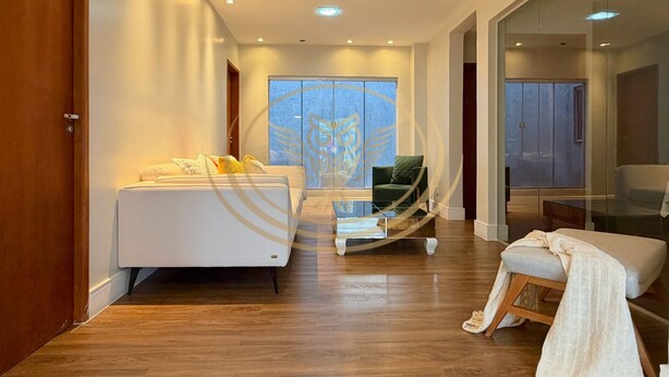 Une chambre d’hôtel moderne, dotée d’un lit, d’un coin salon et d’une grande fenêtre.
