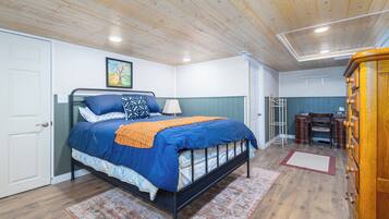 4 bedrooms, desk, iron/ironing board, travel cot