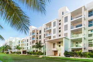 Exterior - La Amada Rooftop Condo w Marina Views (Cancún)