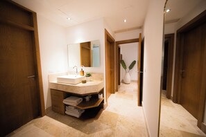 Deluxe Apartment, 2 Bedrooms, Marina View | Bathroom | Hair dryer, towels, soap, shampoo - La Amada Rooftop Condo w Marina Views (Cancún)