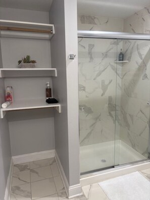 Shower, hair dryer, towels, soap - Serene 2-bedroom house with AC in Kansas City (Kansas City)
