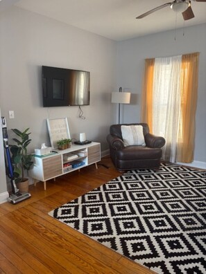 Living area - Serene 2-bedroom house with AC in Kansas City (Kansas City)