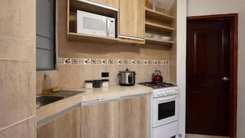 Coffee/tea maker, fridge, microwave, oven