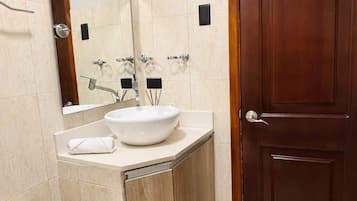 Douche, sèche-cheveux, shampoing