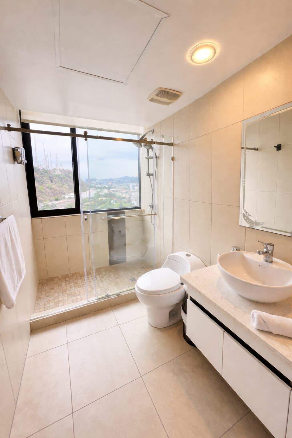 Douche, sèche-cheveux, shampoing