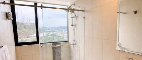 Douche, sĂšche-cheveux, shampoing