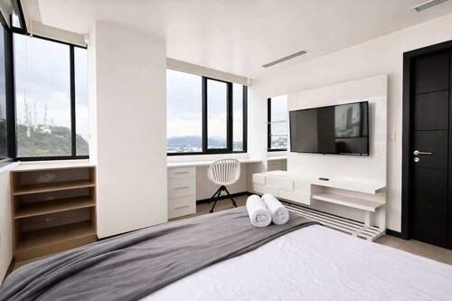 Modern 2 BR Apt on the 14th floor includes Parking