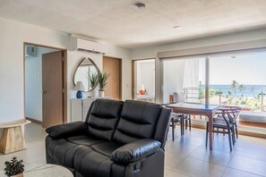 TV - Tropical condo retreat with stunning terrace views and shared resort amenities (Jaco)