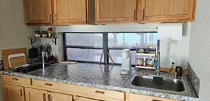 Private kitchen - Palm Desert Area Secluded Mountain Home Above Coachella Valley (Mountain Center)