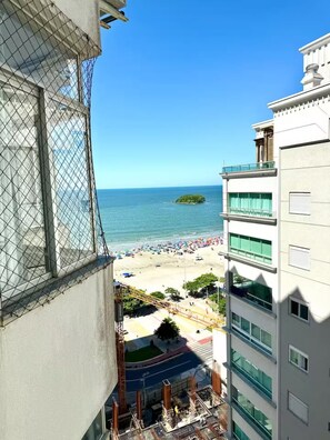 A high-rise building with a view of a beach and a small island. - 1 Block from the Avenue Atlantic Ocean with 2 Bedrooms and Garage (Balneário Camboriú)