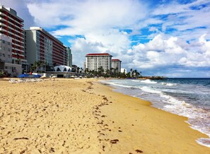Beach towels - Luxury Beach Escape -Pool -2 Beds Ocean View Prime Condado (San Juan)