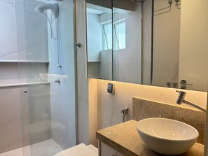 Bathroom - 2 Bedrooms - Near the Beach - Renovated Apartment (Balneário Camboriú)