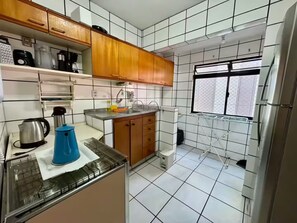 Private kitchen - 2-bedroom apartment with ensuite in downtown Balneário Camboriú, with rotating parking space. (Balneário Camboriú)
