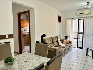 Living area - 2-bedroom apartment with ensuite in downtown Balneário Camboriú, with rotating parking space. (Balneário Camboriú)