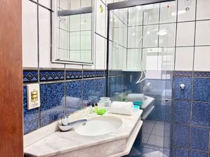 Bathroom - 2-bedroom apartment with ensuite in downtown Balneário Camboriú, with rotating parking space. (Balneário Camboriú)