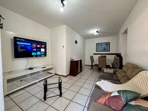 Living area - 2-bedroom apartment with ensuite in downtown Balneário Camboriú, with rotating parking space. (Balneário Camboriú)