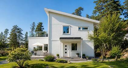 Lakefront Villa in Saltsjöbaden near Stockholm