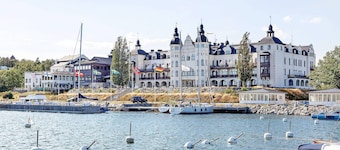 Lakefront Villa in Saltsjöbaden near Stockholm