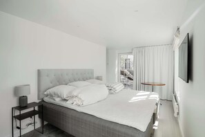 4 bedrooms, desk, WiFi, bed sheets