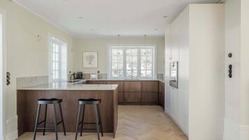 Fridge, oven, stovetop, cookware/dishes/utensils