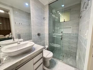 Bathroom - Beachfront apartment with 3 bedrooms and garage | 2 minutes from the beach (Balneário Camboriú)
