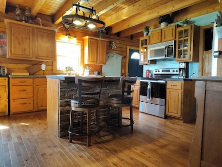 Private kitchen. 37 acres, fishing, hunting, golf course nearby, rustic feel, hiking, near town.
