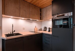 Wasserkocher mit Kaffee-/Teezubehör, Kühlschrank, Mikrowelle, Ofen