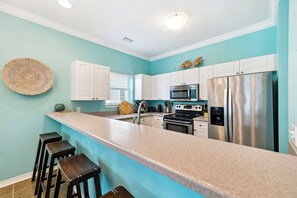 Fridge, microwave, oven, stovetop - Private Pool! Walk to Beach! 5 Bikes! Carriage House! (Destin)