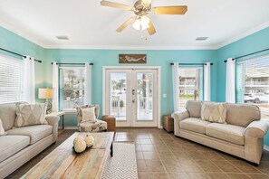 TV - Private Pool! Walk to Beach! 5 Bikes! Carriage House! (Destin)