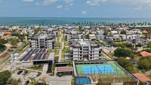 A residential area with modern buildings, a swimming pool, and solar panels. - Cais Eco Residencia by Manta e BHL (Ipojuca)