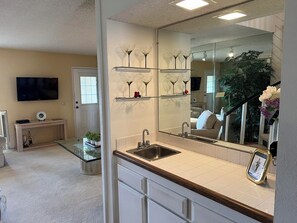 Interior - Cozy 2-bedroom townhome in beautiful Palm Desert with AC (Palm Desert)