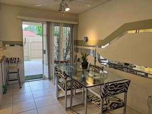 Dining - Cozy 2-bedroom townhome in beautiful Palm Desert with AC (Palm Desert)