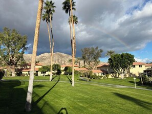 Property grounds - Cozy 2-bedroom townhome in beautiful Palm Desert with AC (Palm Desert)