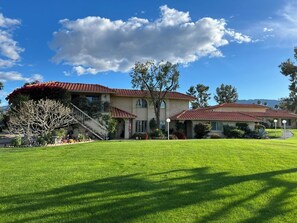 Exterior - Cozy 2-bedroom townhome in beautiful Palm Desert with AC (Palm Desert)