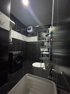 Douche, serviettes fournies, savon, papier toilette