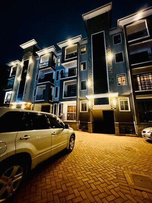 Exterior - Affordable, Cozy, Convenient, Safe, Central. 2 Min from Baháʼí Temple landmark. (Kampala)
