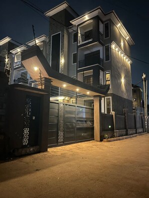 Exterior - Affordable, Cozy, Convenient, Safe, Central. 2 Min from Baháʼí Temple landmark. (Kampala)