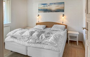 4 bedrooms, travel cot, free WiFi - Beautiful home in Blokhus with WiFi (Blokhus)