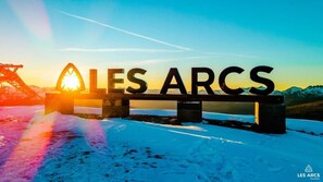 A sign with the text "LES ARCS" against a mountainous backdrop during sunset. - 150m from resort center, 5th floor, balcony, tv, 33m², Les Arcs (Les Arcs)