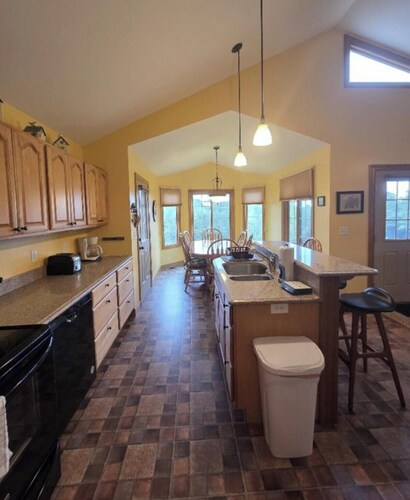 Stubbs Cove GetaWay - Relax and Enjoy - Secluded 5 acres - dedicated boat pier.