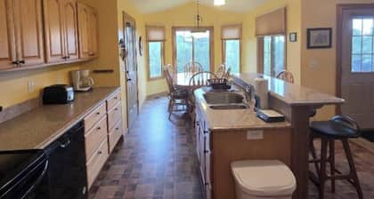 Stubbs Cove GetaWay - Relax and Enjoy - Secluded 5 acres - dedicated boat pier.